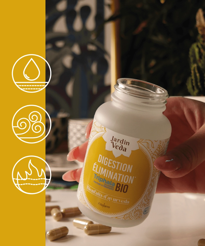 Visuel Jardin Veda mettant en avant le complément alimentaire bio « Digestion & Élimination » Triphala, tenu en main