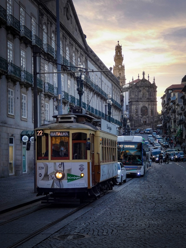 Même rue de Porto après retouche : ciel de coucher de soleil réchauffé par correction colorimétrique